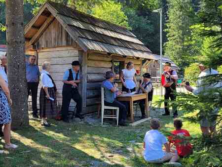 54. Lučki dan: Prikazi starih opravil - Vaške zgodbe in posebneži v stari gostilni